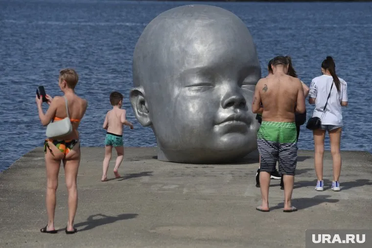 Десятки горожан корреспондент заметил, в частности, на Верх-Исетском пляже