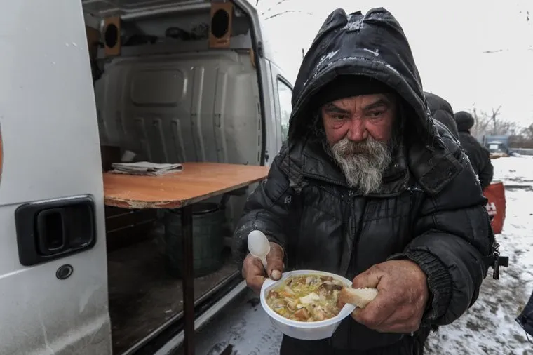 Кормление бездомных и малоимущих граждан благотворительной организацией. Челябинск