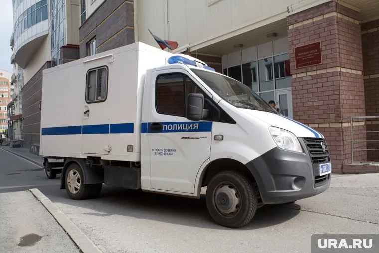 Автозак с подозреваемым прибыл в суд