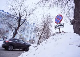 В Перми полицейские с рулеткой измеряют сугробы