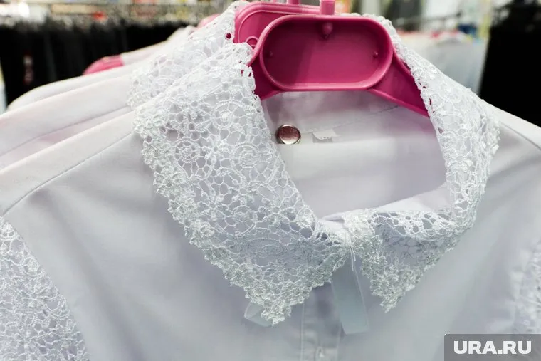 Во многих магазинах объявляют об акциях к школе