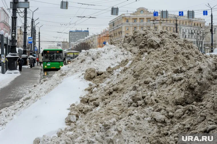 Власти Челябинска начали выписывать штрафы подрядчикам и УК за неубранный снег