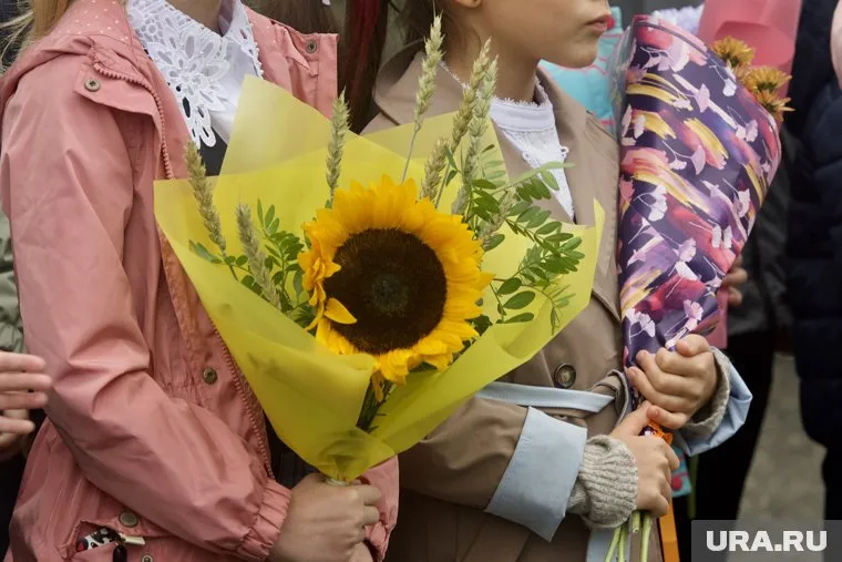 Чаще других покупают подсолнухи, хризантемы, розы