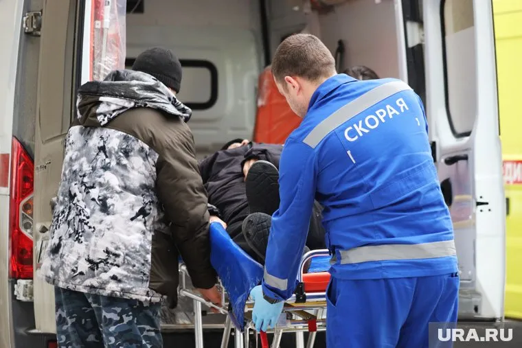 Пациента увезли на скорой после авиаинцидента