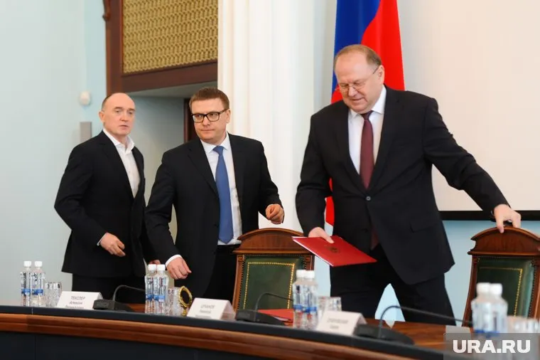 Алексей Текслер (справа) уволил из минстроя человека Бориса Дубровского