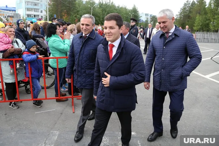 Алексей Романов (на фото справа) руководит Ноябрьском с 2016 года