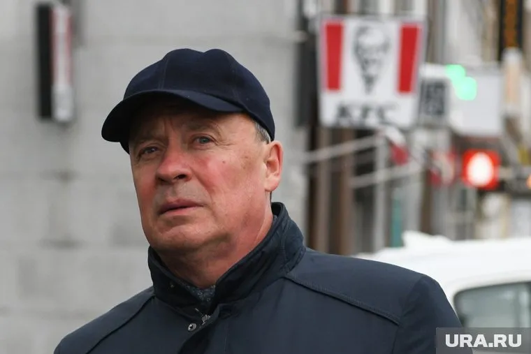 Мэр Екатеринбурга прокатился по ночному городу вместе с плюшевым кроликом