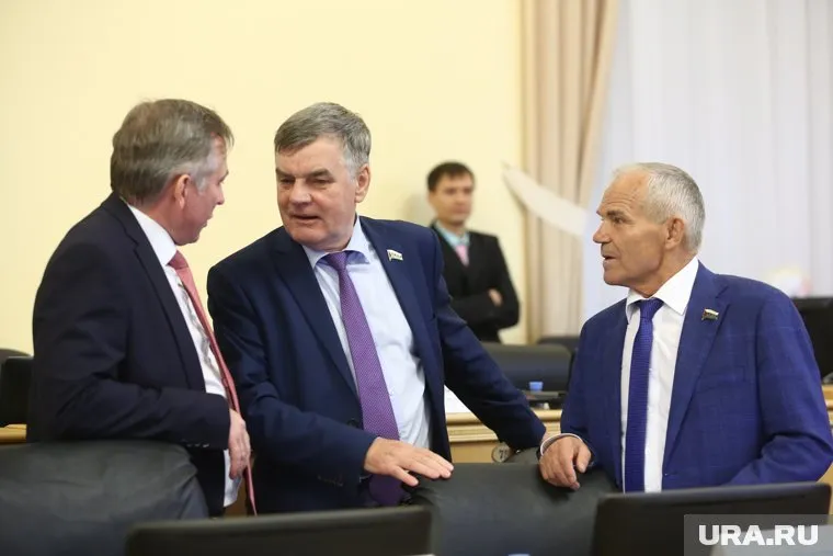 Вячеслава Танкеева (в центре) из «Единой России» обвинили в заимствовании идеи коллеги