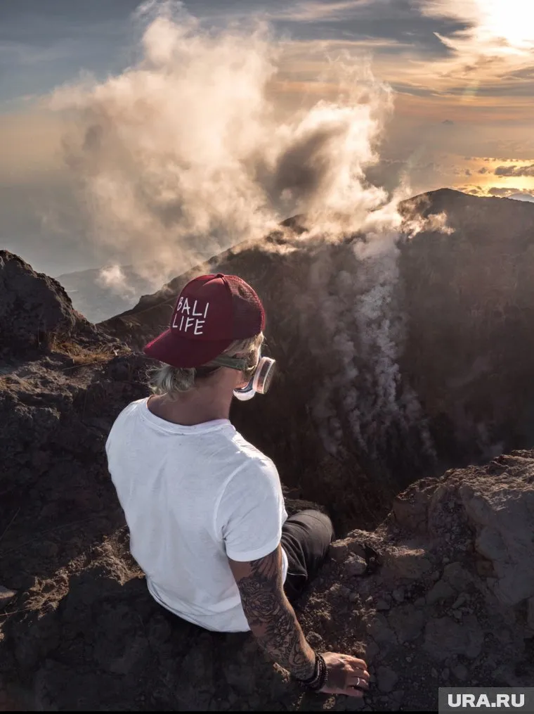 Путешественники надели респираторы из-за едкого запаха серы