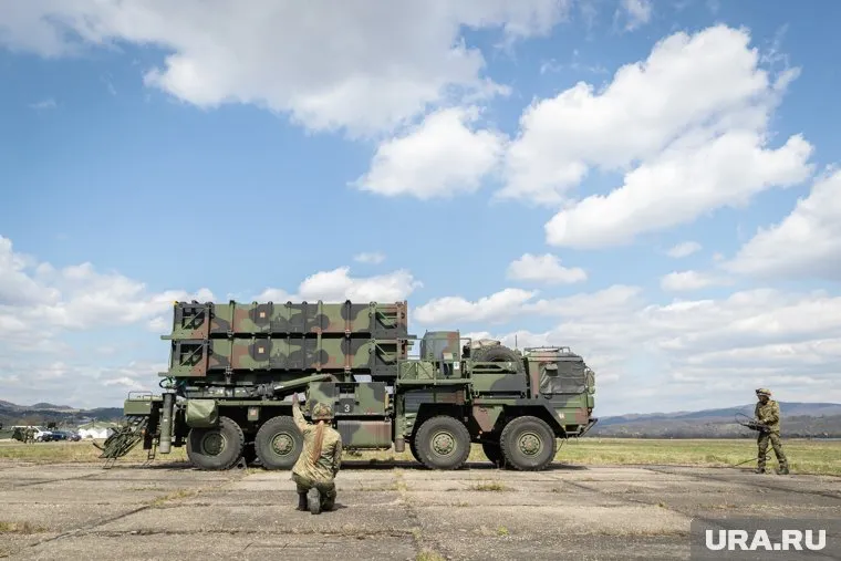 Решение ФРГ предоставить Киеву новую военную технику усугубляет конфликт, уточняют в посольстве РФ