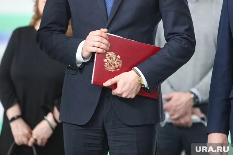 По словам пресс-секретаря губернатора Омской области, пенсионера не лишали звания ветерана труда