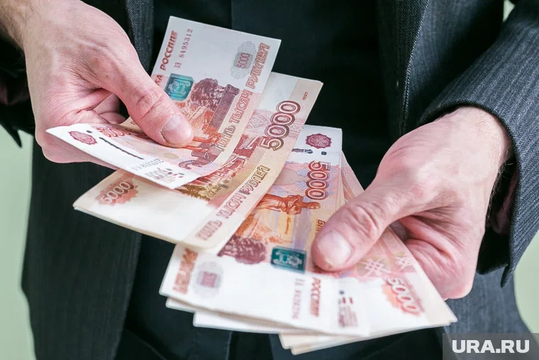 Повышенная зарплата положена региональным и федеральным служащим