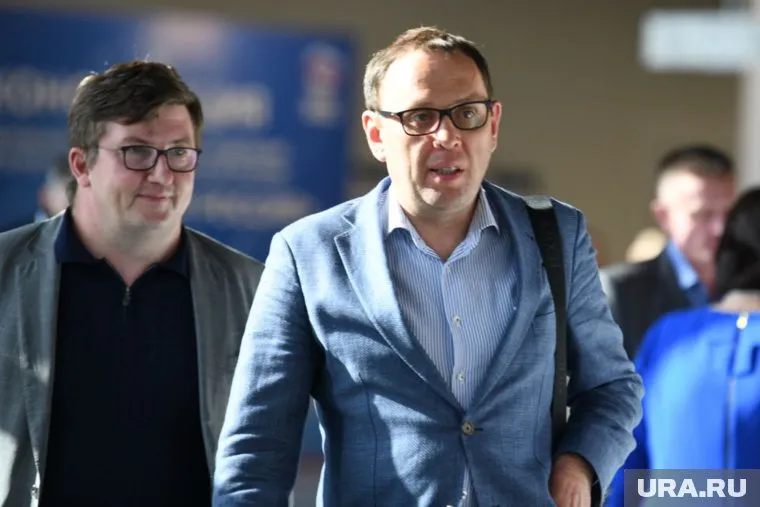 Глеб Кузнецов (на заднем плане) появился в кулуарах конференции в сопровождении Рината Хазеева (впереди)