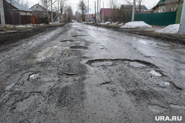 По словам читателей, проезд по дороге опасен для машин (архивное фото)