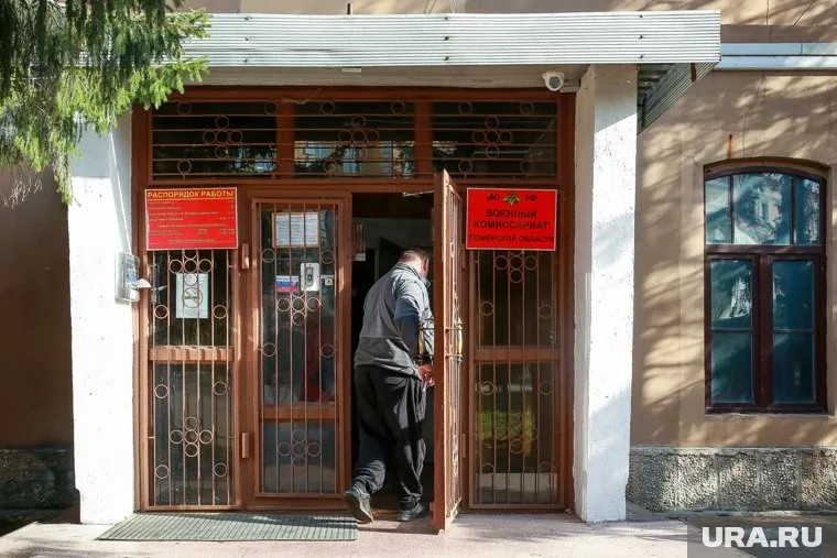 Люди идут в военкоматы, чтобы помочь Родине при проведении СВО