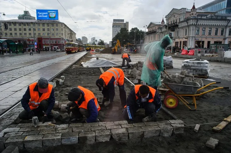Виды Екатеринбурга, гастрабайтеры, строители, дорожные рабочие, ремонт дорог, мигранты, дорожные работы, рабочие, разнорабочие, гастарбайтеры, брусчатка, строительные работы, площадь1905 года, екатеринбург