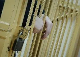 Водителю грузовика, протаранившего пассажирский поезд в ХМАО, предъявили обвинение