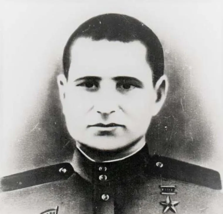 Василий Казанцев водрузил знамя Победы над Рейхстагом