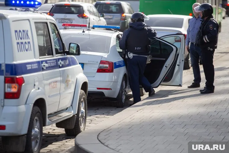 В Екатеринбурге ищут пожилого мужчину, который мастурбировал в кустах около школы