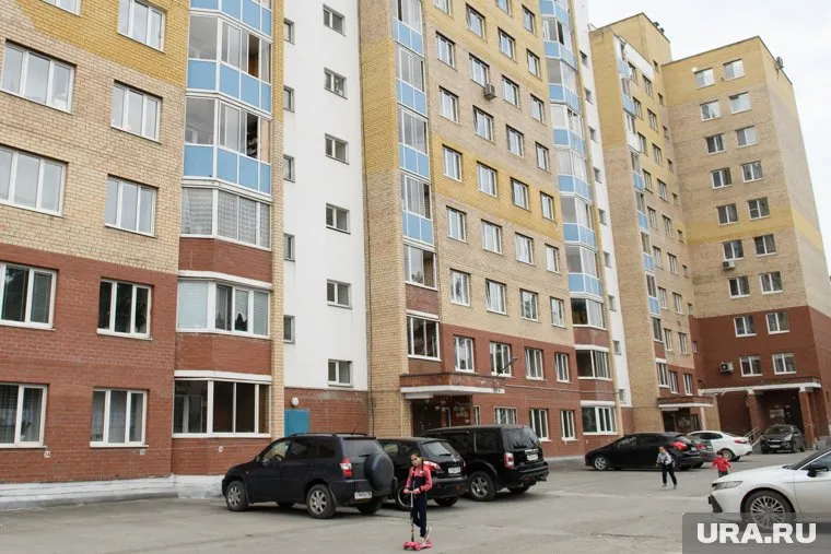 Заразились жители всех четырех подъездов этого большого дома