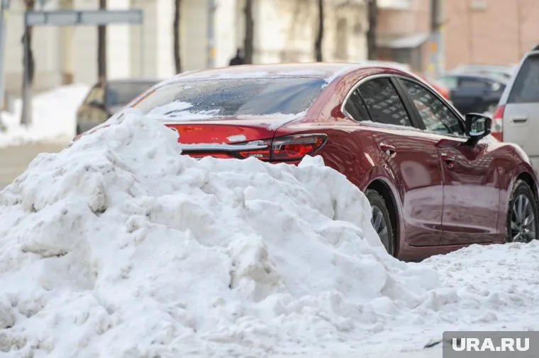 Обвал фундамента закрыл пешеходную дорогу (архивное фото)