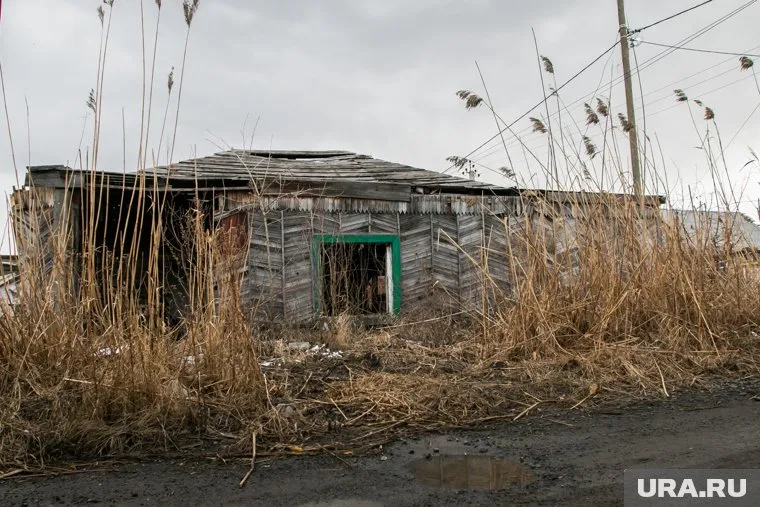 Поселок был построен для добычи песка и гравия для 501 стройки