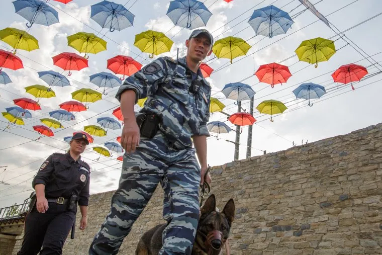Городская набережная. Пермь, кинолог, зонтики, полиция, охрана порядка