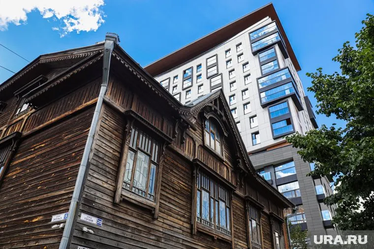 Частные деревянные дома в Перми стоят рядом с новостройками