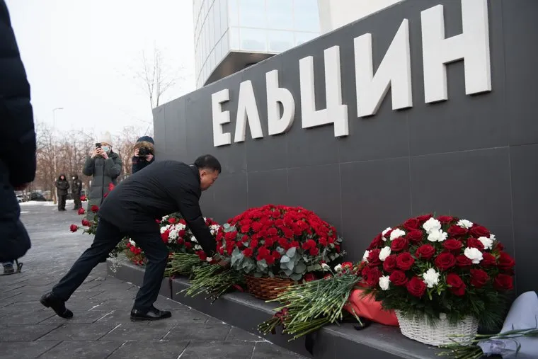 Возложение цветов к памятнику Б.Н. Ельцину. Екатеринбург