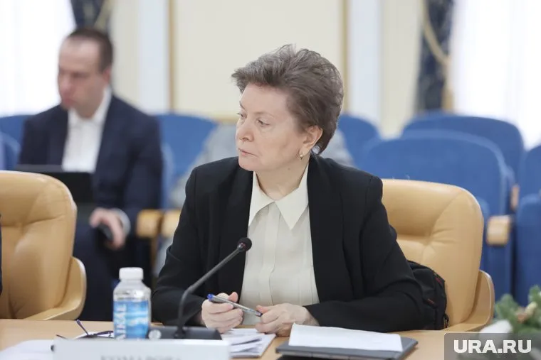 Комарова передала бойцам СВО благодарственные письма