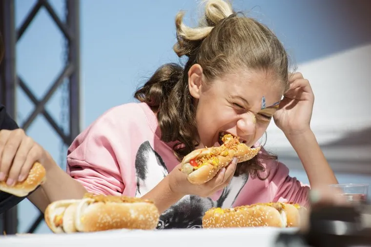 Конкурс по поеданию хот-догов. Пермь, хот-дог, вредная пища, фастфуд, еда