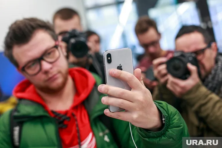 Apple получает прибыль в 64%