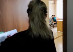 Челябинку, жившую в плену «смолинского маньяка», в суд сопроводил конвой