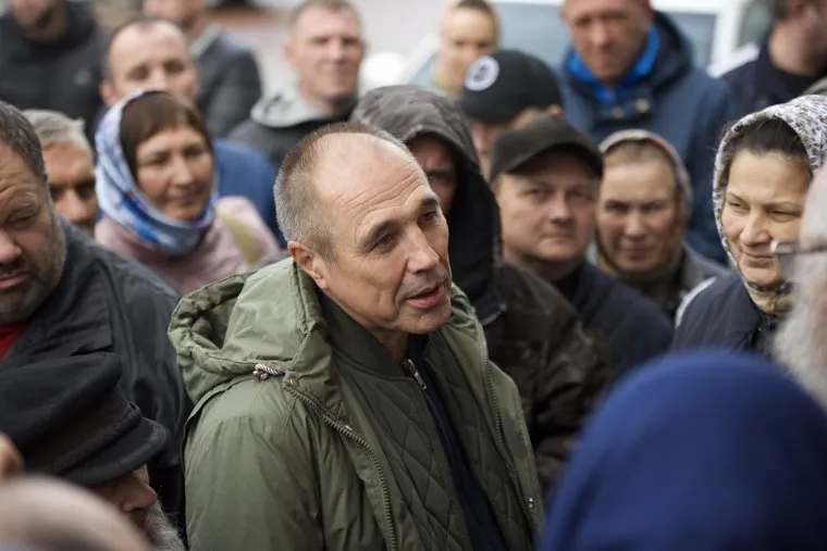 Сторонники схиигумена Сергия около здания Екатеринбургской митрополии. Екатеринбург