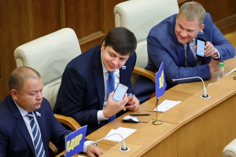 Утверждение старых новых министров и замгубернаторов Свердловской области на очередном заседании заксобрания. Екатеринбург, сотовый, зубарев михаил, телефон, мобильник, гаджет, мобильные приложения, сбербанк онлайн