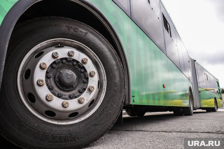 В Сургуте мужчина упал под колеса автобуса