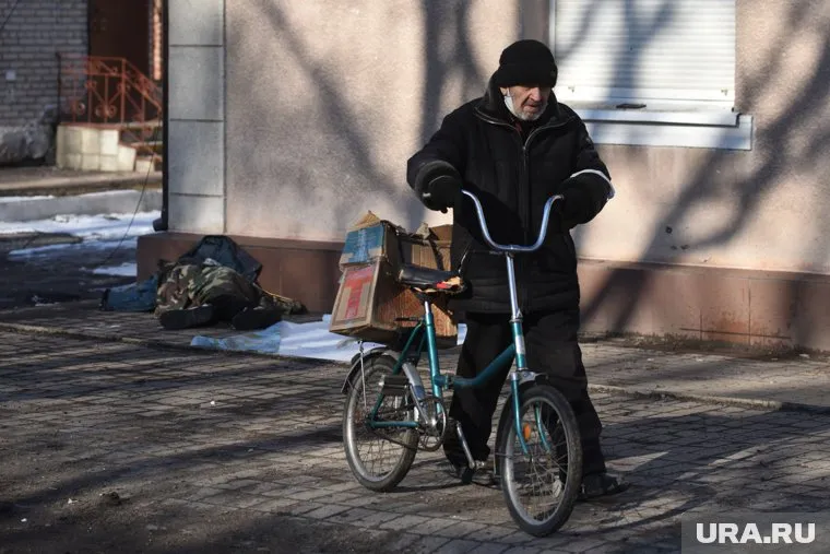 Появилось видео глумления солдат ВСУ над стариками, ожидающими российские войска