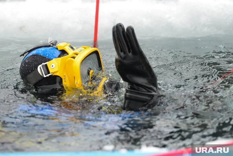 Водолазы пытаются достать из озера в ХМАО погибшего водителя экскаватора