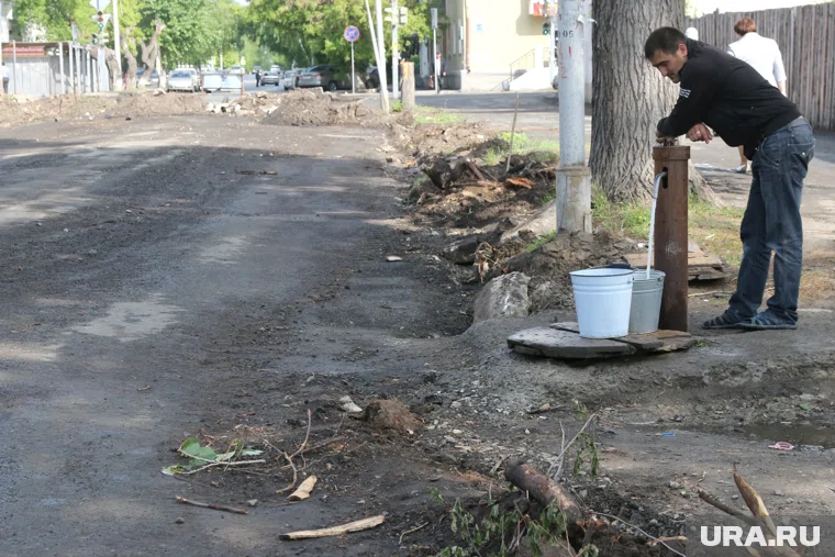 Теперь уральцы снова могут носить с колонки чистую воду (архивное фото)