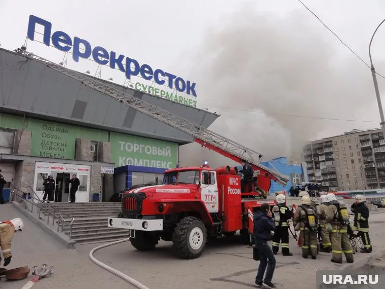 В тушении пожара задействовано 15 единиц техники