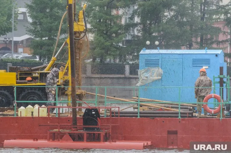 После удара по буровым платформам пострадали три человека