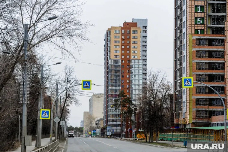 Дед Мороз выпал с 24 этажа дома № 7Г по улице Лесопарковой в Челябинске (на фото справа)