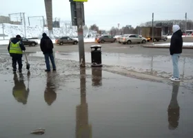 Коммунальщики Салехарда несколько часов устраняли аварию: что стало причиной