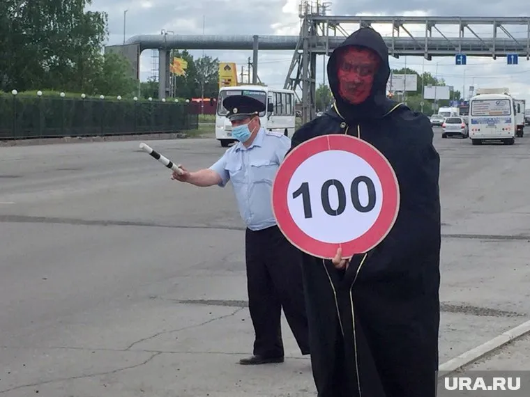 Участники акции призывали водителей снижать скорость перед пешеходным переходом