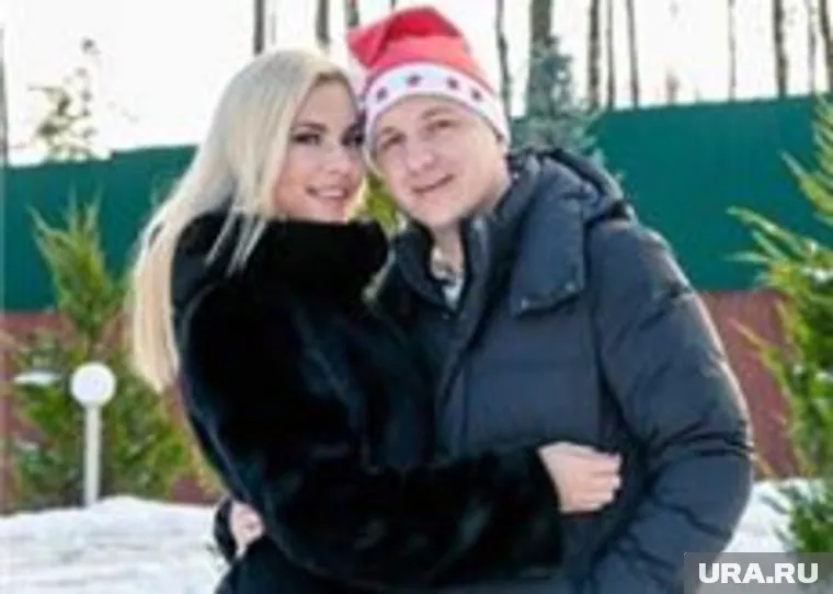 Яббаров в соцсетях постоянно позирует с девушками