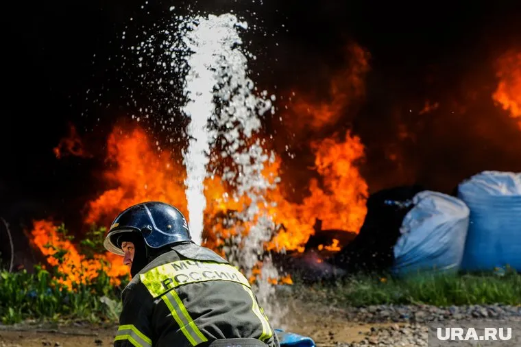 В Нефтеюганске пожарные дважды за ночь тушили расселенный дом