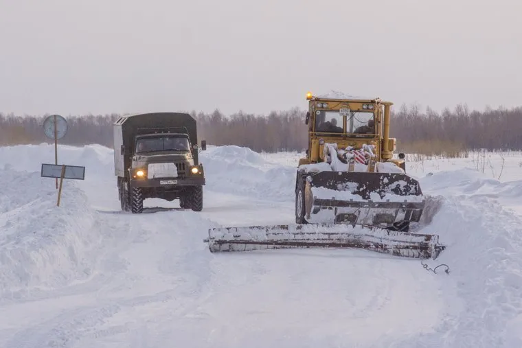 Деревня Ярки, зимник. Ханты-Мансийский район., трактор, автозимник