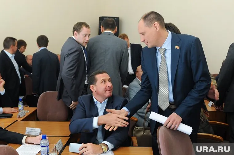 Депутаты с осторожностью приветствовали Новожилова (справа)