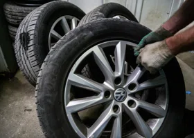 Екатеринбуржцы массово меняют шины на авто — в сервисах почти не осталось мест