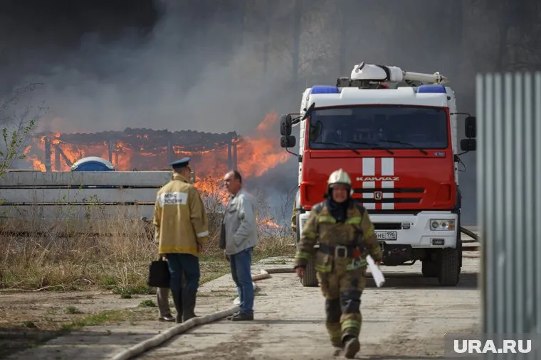 Спасатели эвакуировали около 40 человек из горящего дома